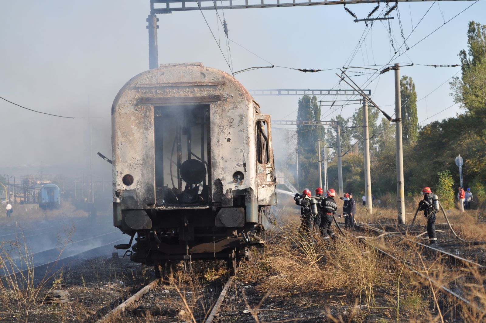 Incendiu intr-un tren de calatori plecat din Bucuresti. Zeci de pasageri, evacuati!