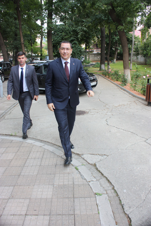 Premierul si-a ridicat singur mingea la fileu