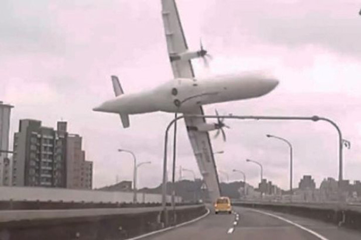 Anchetatorii au decis: pilotii avionului TransAsia, prabusit in februarie, au fost ghem!