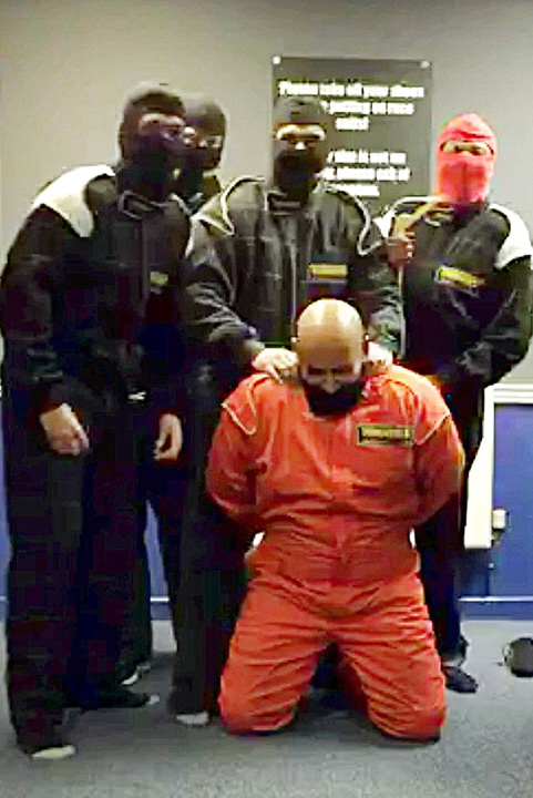 Sase bancheri ai HSBC, concediati dupa ce au filmat o falsa executie jihadista