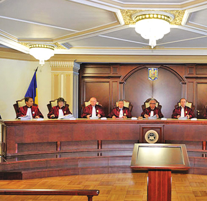 Judecatorii constitutionali s-au dat cu puterea