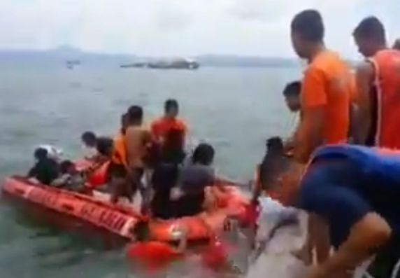 Zeci de morti si disparuti, dupa ce un feribot s-a rasturnat in Filipine (VIDEO)