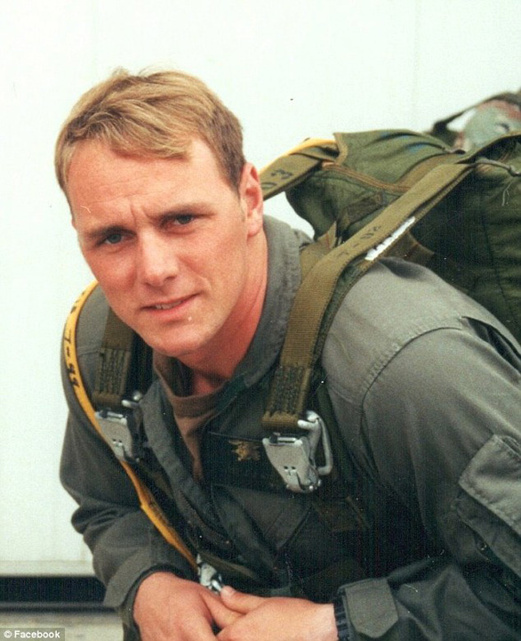 Fost membru al trupelor de elita Navy SEAL, abandonat in desertul afgan pentru ca e gay!