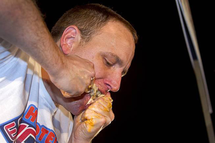 Sfarsitul domniei pentru inghititorul de hot dog