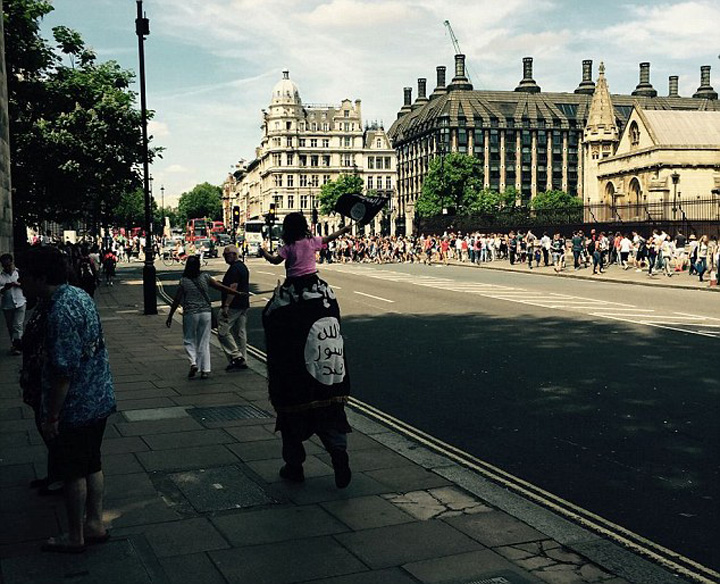 Un barbat imbracat in steagul ISIS defila  langa Big Ben