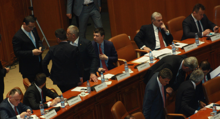 Codul fiscal, adoptat in sesiune extraordinara