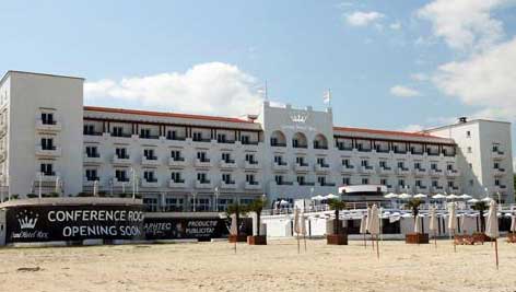 Terasa si piscina Hotelului Rex din Mamaia, in paragina. Adamescu promite marea cu sarea!