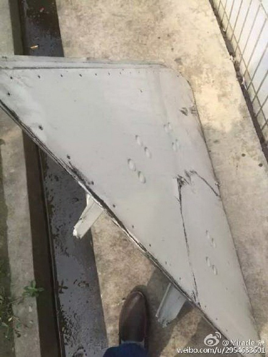 Incident in China. Muncitorii s-au trezit ca le cade o usa de avion in cap