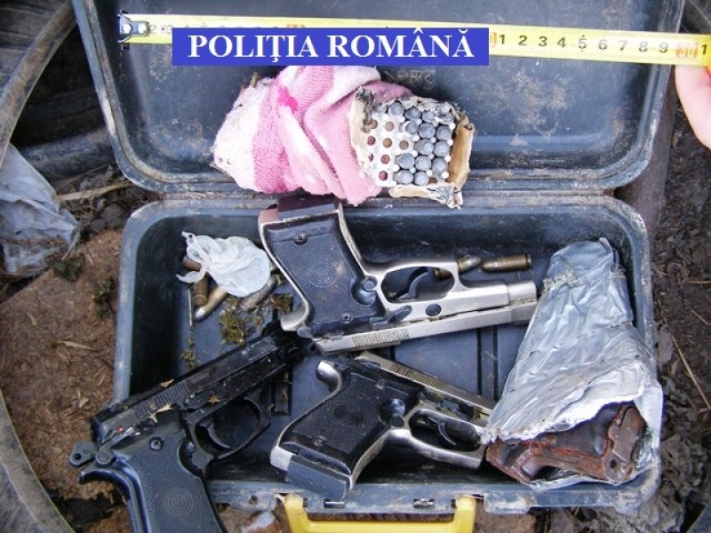 Mai multe arme, dar si munitie, gasite in urma unei actiuni desfasurate in Ialomita