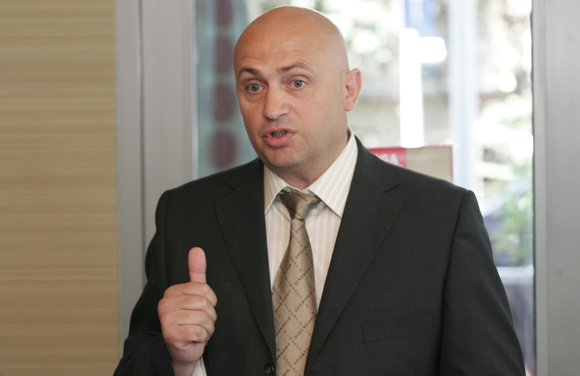 Patronul Rapidului, acuzat ca umbla la contractele jucatorilor