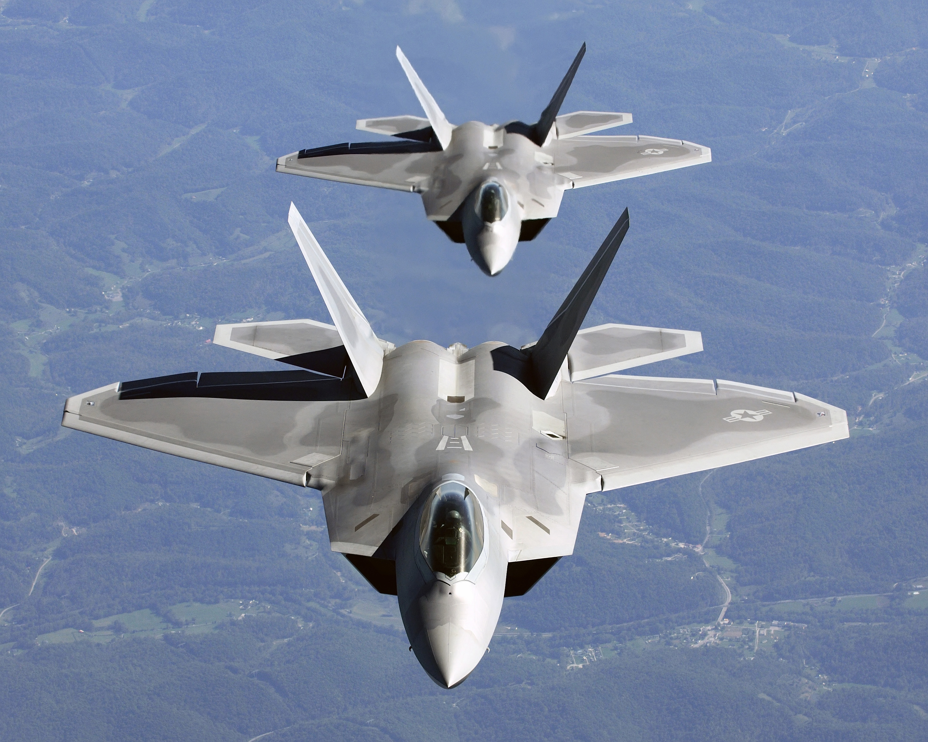 SUA trimit cele mai sofisticate avioane in Europa. F-22 Raptor, in coasta lui Putin!