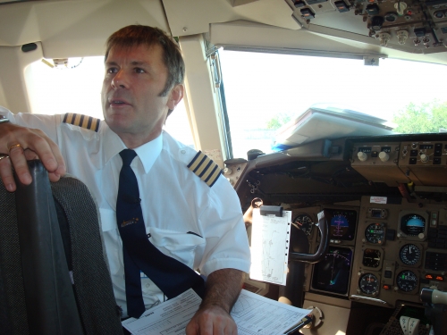 Bruce Dickinson va pilota un Boeing 747 in turneul mondial Iron Maiden