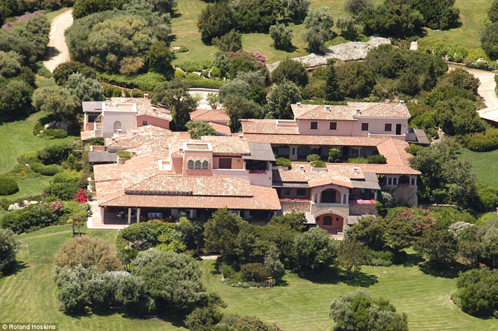 Berlusconi vinde conacul din Sardinia. Fetele din „Bunga bunga” nu sunt incluse in pret!