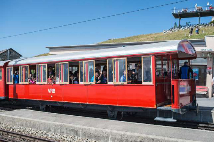 Pentru ca sunt enervant de galagiosi, turistii chinezi vor fi plimbati cu trenuri speciale in Alpi