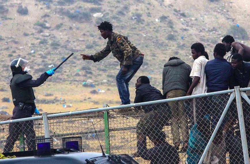 Ungaria, napadita de imigranti africani. Bulgaria scoate blindatele!