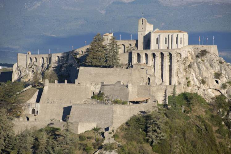 Au cazut in gol in timp ce faceau sex pe zidurile unui fort din Normandia