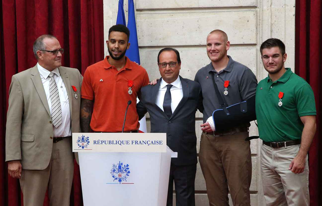 Hollande le ofera Legiunea de Onoare eroilor din trenul Thalys
