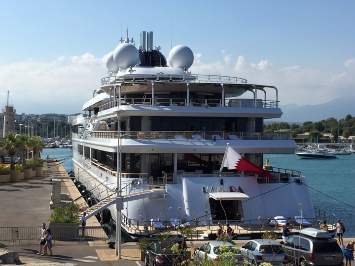 Agitatie maxima pe Riviera Franceza. A plecat Regele, vine Emirul!
