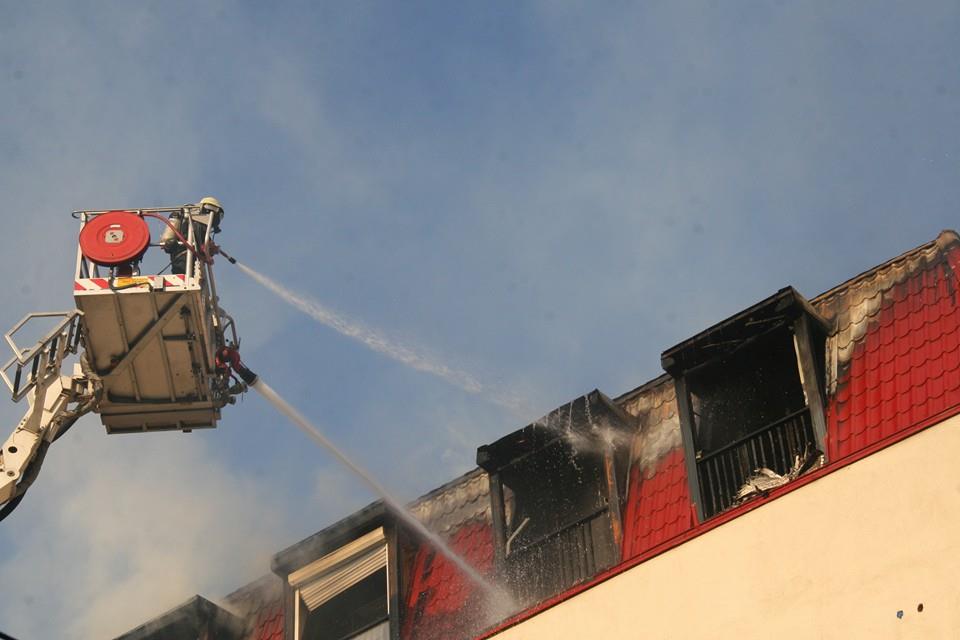Bilantul incendiului puternic din cartierul bucurestean 1 decembrie: mai multe apartamente distruse. Blocul e inca evacuat