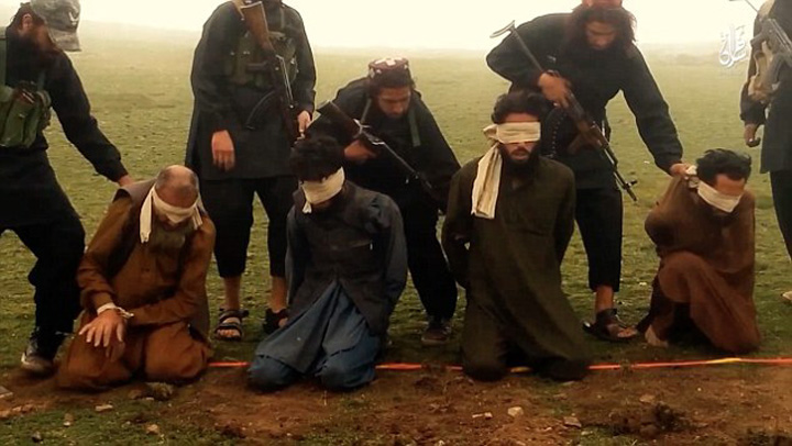 ISIS a aruncat in aer zece prizonieri in Afganistan