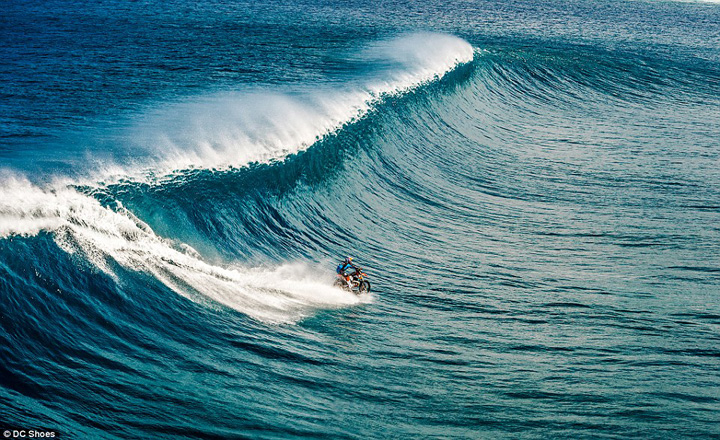 „Maddo” nebunul, riderul australian care face surfing cu motocicleta!