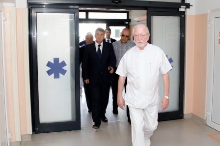 Vicepremierul Oprea a mers la spital, la pompierul ranit in explozia din Calarasi