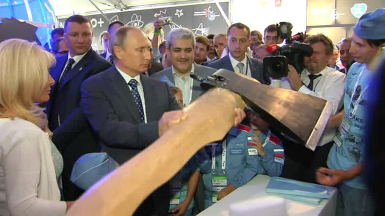 Salonul aeronautic MAKS 2015. Putin, impresionat de un topor zburator!