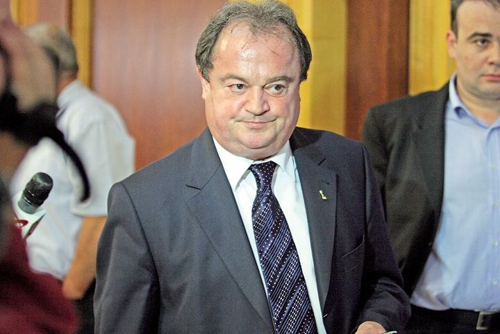 Ministrul Dezvoltarii Regionale si Locuintei, Vasile Blaga, pleaca la finalul intalnirii Colegiului Director National al PD-L organizata cu ocazia analizei rezultatelor alegerilor europarlamentare, in Bucuresti - Ziarul National