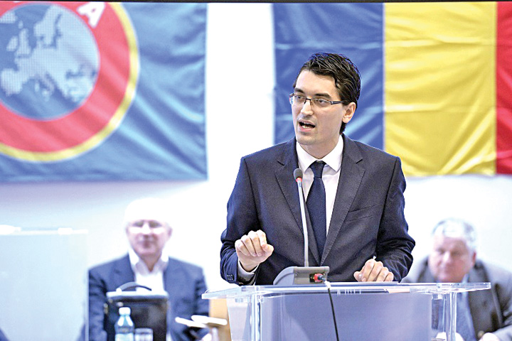 Burleanu “salveaza” fotbalul juvenil cu maruntis