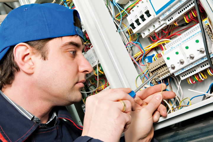 Electrician at work - Ziarul National