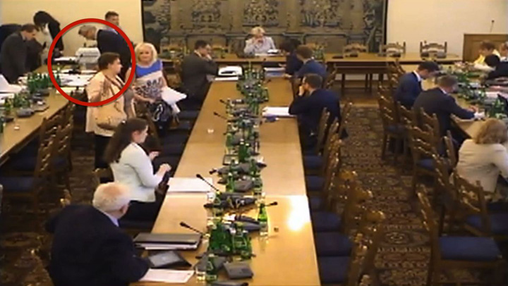 Politician renumit, surprins pe camerele video ale Parlamentului in timp ce „palma” un iPad!