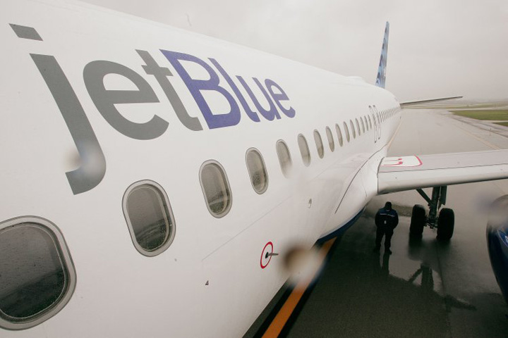 Trezit din somn, a urinat pe ceilalti pasageri din avion, apoi a adormit la loc!