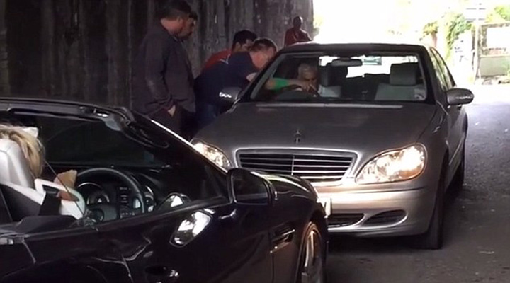 Doi soferi s-au interesectat intr-un tunel ingust. Ce a urmat e demn de filmele cu prosti!