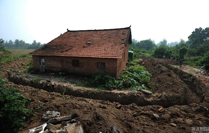 Pentru ca nu vor sa vanda, dezvoltatorul i-a izolat, sapand un sant imens in jurul casei!