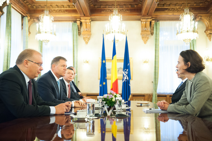 Iohannis loveste Guvernul, antrenat de FMI