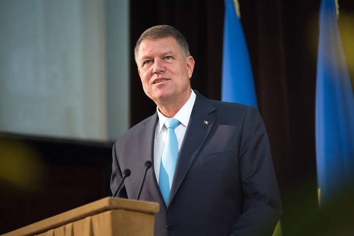 Iohannis ia Guvernul de urechi