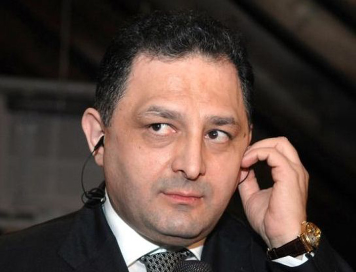 Vanghelie ramane student la domiciliu