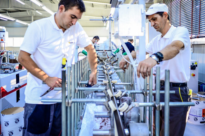 muncitori productie 1 - Ziarul National