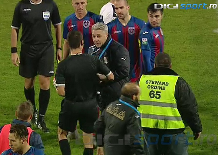 Sumudica risca 12 etape de suspendare dupa ce a felicitat un arbitru, bruscandu-l ceremonios!