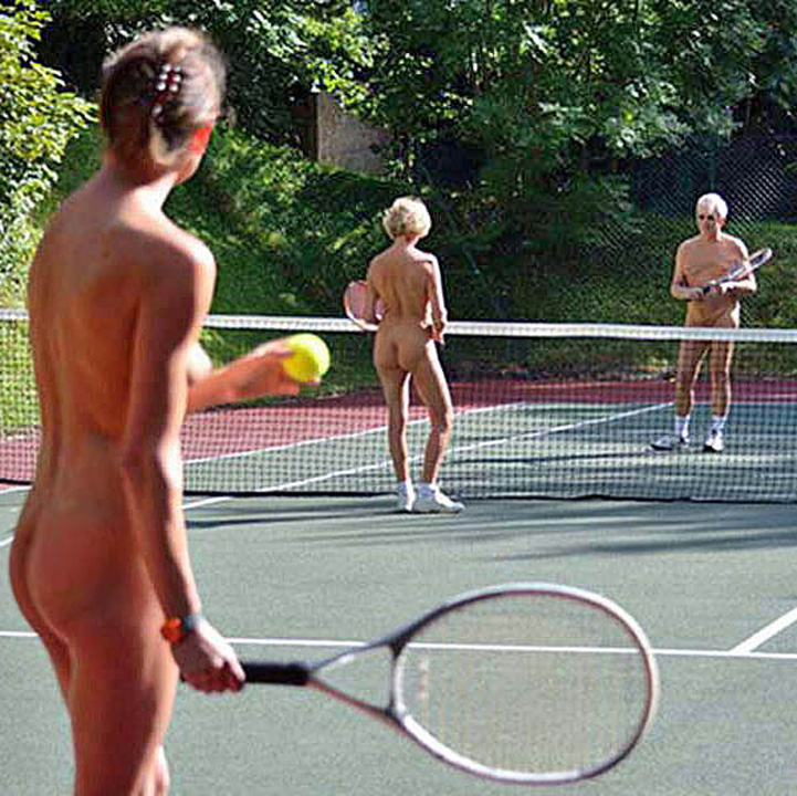 De mai bine de 80 de ani, in acest club din Marea Britanie se joaca tenis in pielea goala!