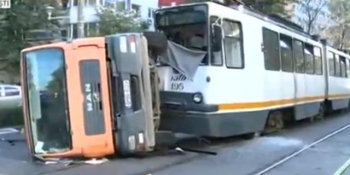 Accident in Capitala, pe linia tramvaiului 41: doi raniti si un camion rasturnat pe sine