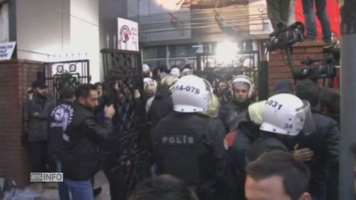 Politia turca a preluat in direct controlul asupra a doua televiziuni de opozitie