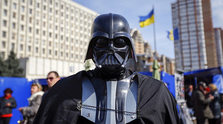 Porosenko examineaza numirea lui Dark Vador ca premier