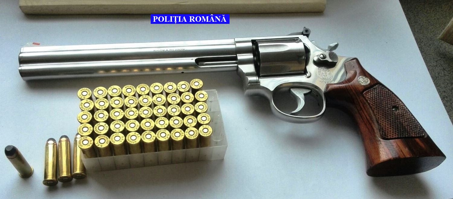 S-a intamplat in Romania: Ar fi vrut sa vanda o arma si 50 de cartuse, dar a fost prins de politie si retinut!
