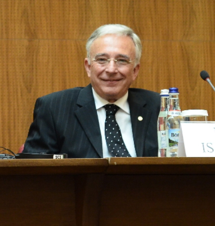 Isarescu zambind BNR - Ziarul National