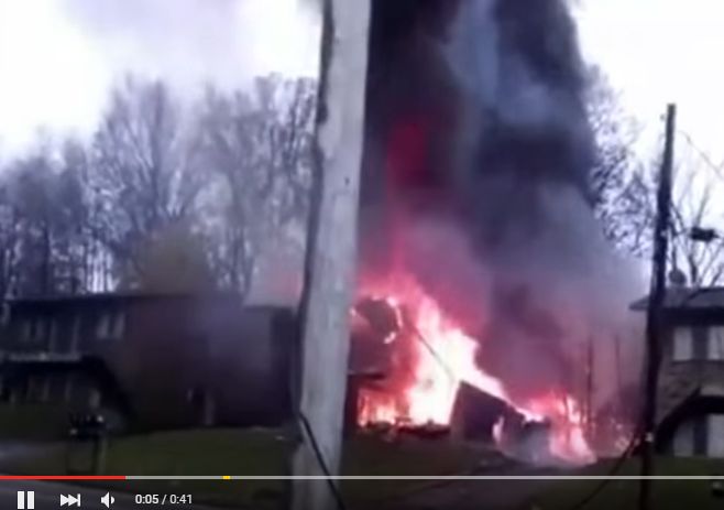 Un avion s-a prabusit dupa ce a lovit un imobil. Nu au existat supravietuitori (VIDEO)