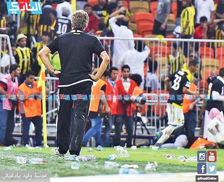 Boloni, gonit de arabi cu sticle aruncate in cap