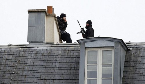 Focuri de arma la periferia Parisului: se cauta complici ai teroristilor
