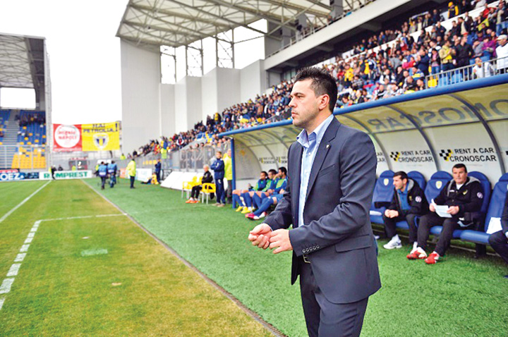 Contra: „Sunt capabil sa antrenez nationala”