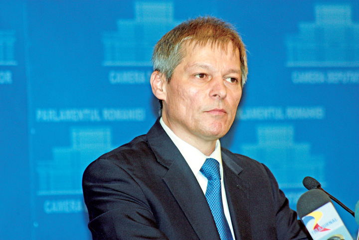 Liberalii ii cer lui Ciolos sa dea in gat guvernul PSD